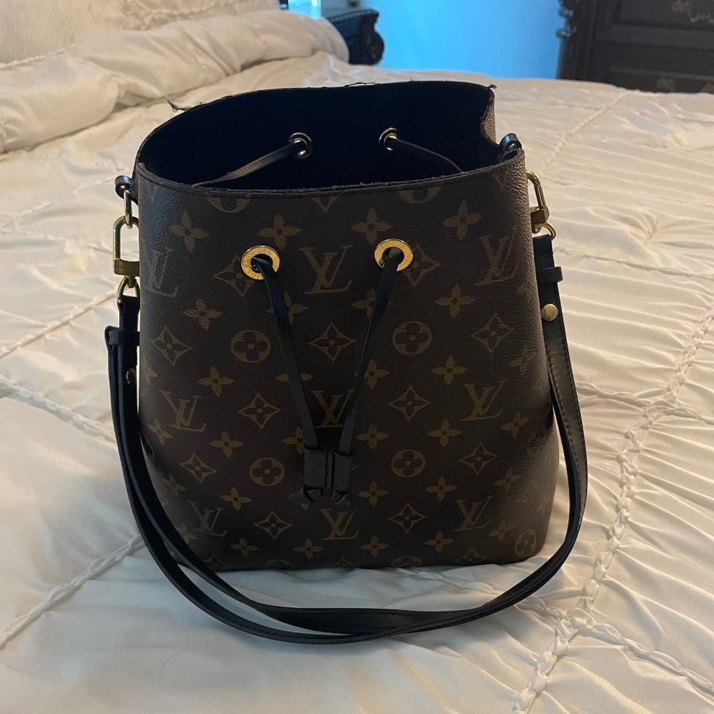 LOUIS VUITTON NéoNoé MM Monogram W/BIk Trim
